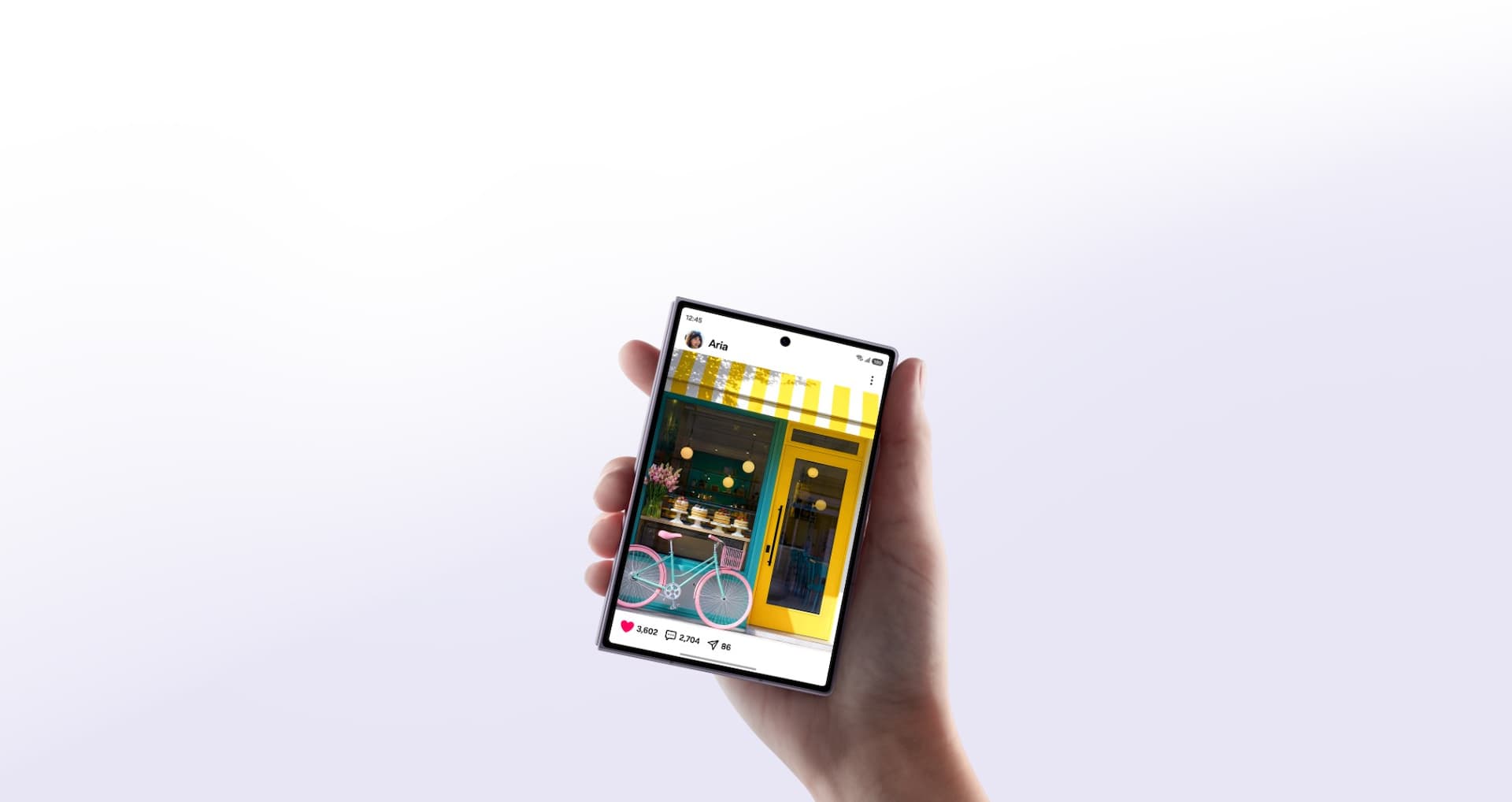 Galaxy Z Fold8 مفتوح يعرض خلاصة اجتماعية على الشاشة الخارجية