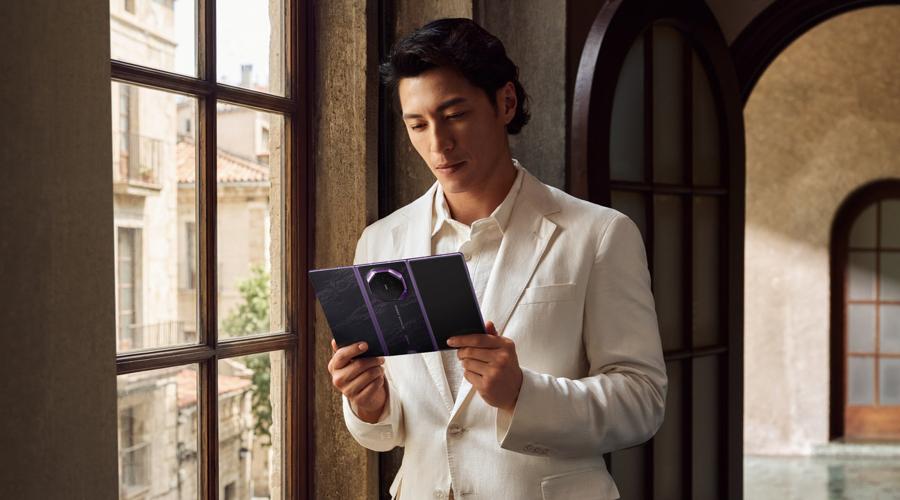 HUAWEI Mate XT 2 Ultimate Design in Brokat-Purpur